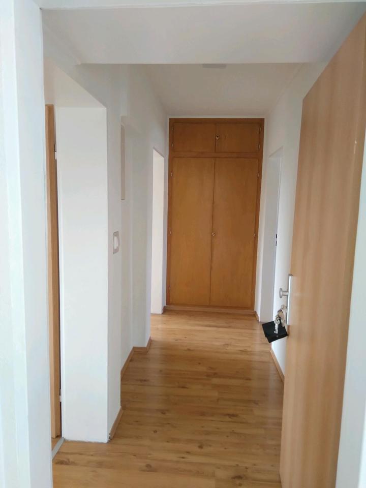 3 Zimmermit Balkon UND KÜCHE EINBAUSCHRÄNKE zimmer