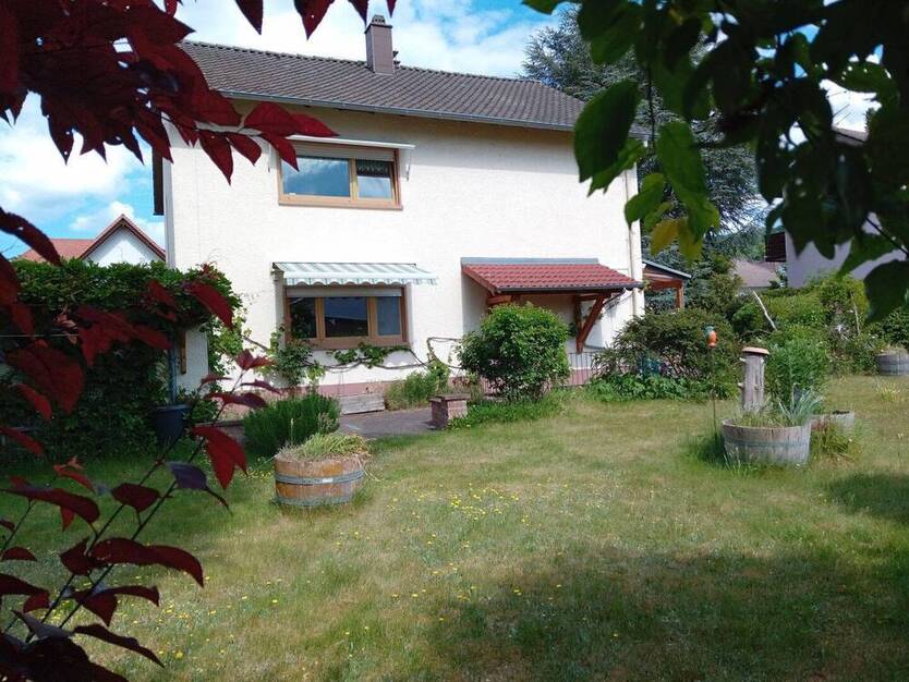 Bruchmühlbach - Miesau Freistehendes Einfamilienhaus mit Garagen und schönem Garten