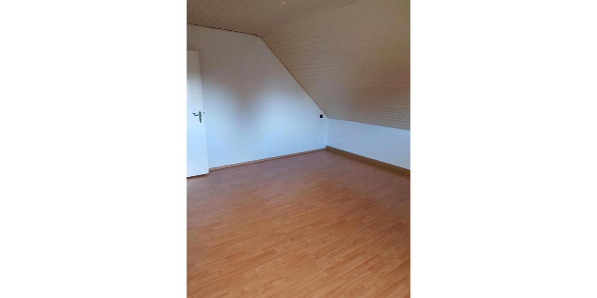 Dachgeschoßwohnung Nauort - 3 Zimmer, 75 m&sup2;, 400&euro; | Angebot:26678207