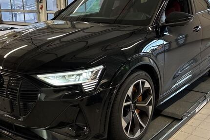 Audi e-tron 37.221 km 40.990 &euro; Hamburg 22047