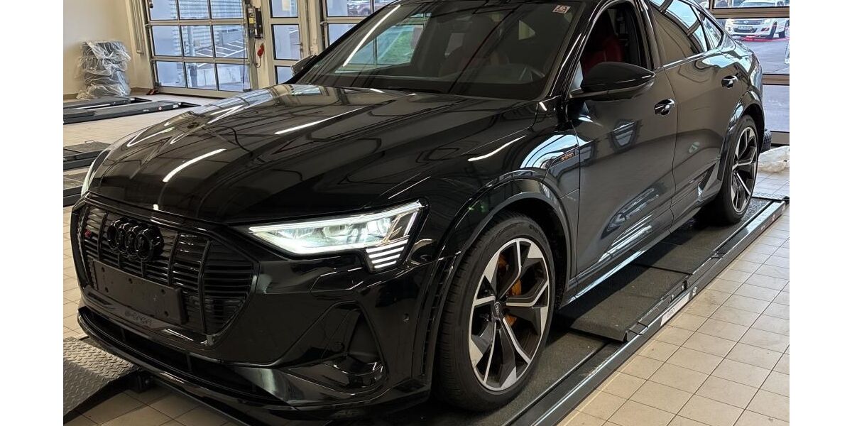 Audi e-tron 37.221 km 40.990 &euro; Hamburg 22047
