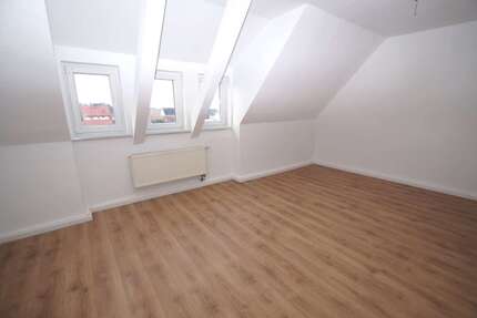 3-Zimmer-Wohnung im Dachgeschoß mit separater Küche und Dusche, renoviert, ab sofort 3 zimmer