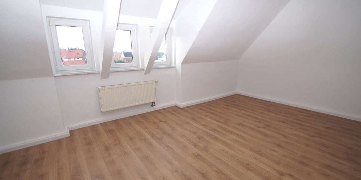 3-Zimmer-Wohnung im Dachgeschoß mit separater Küche und Dusche, renoviert, ab sofort 3 zimmer