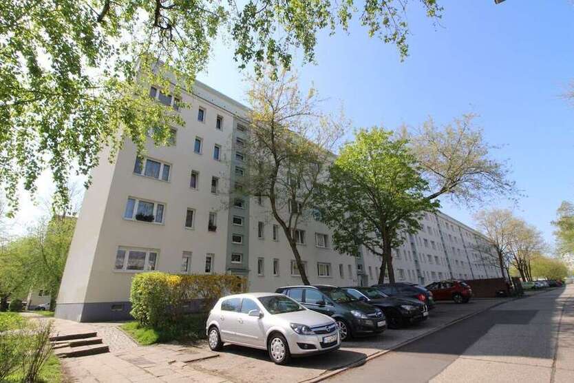 Wohnung zum Mieten in Halle (Saale) 306 € 50.89 m²