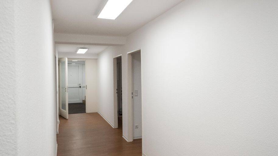 Renovierter Büroraum zur Untervermietung mit Gemeinschaftsflächen - All-in-Miete