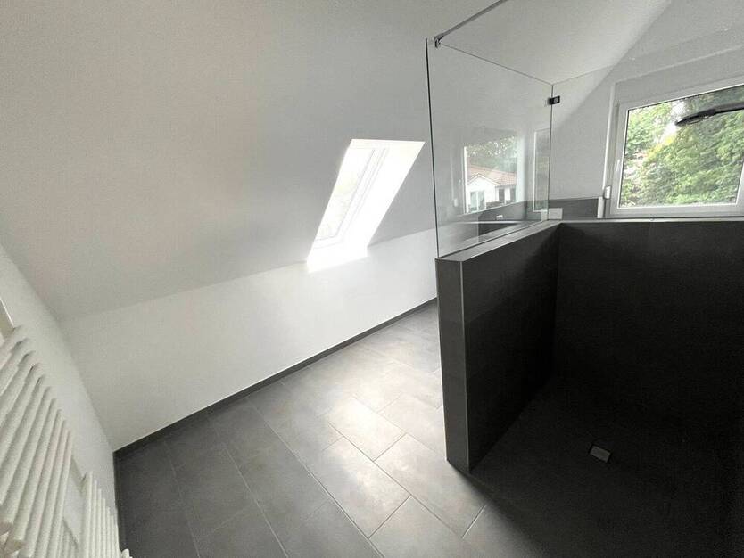 SCHICK und SUPER ZENRAL im ACHIMER BAUERNVIERTEL Hochwertige, schöne 3 Zimmer-Maisonette-Wohnung Baujahr 2022 mit großem Balkon und Garagenplatz