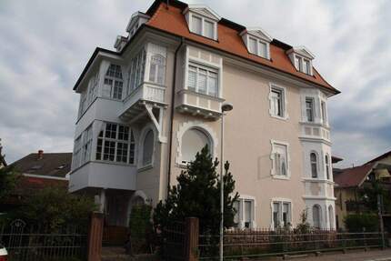 Stilvoll wohnen im Herzen von Oberkirch: Großzügige, helle 4-Zimmer-Wohnung (Gründerzeithaus) mit Wintergarten und kleinem Balkon 4 zimmer