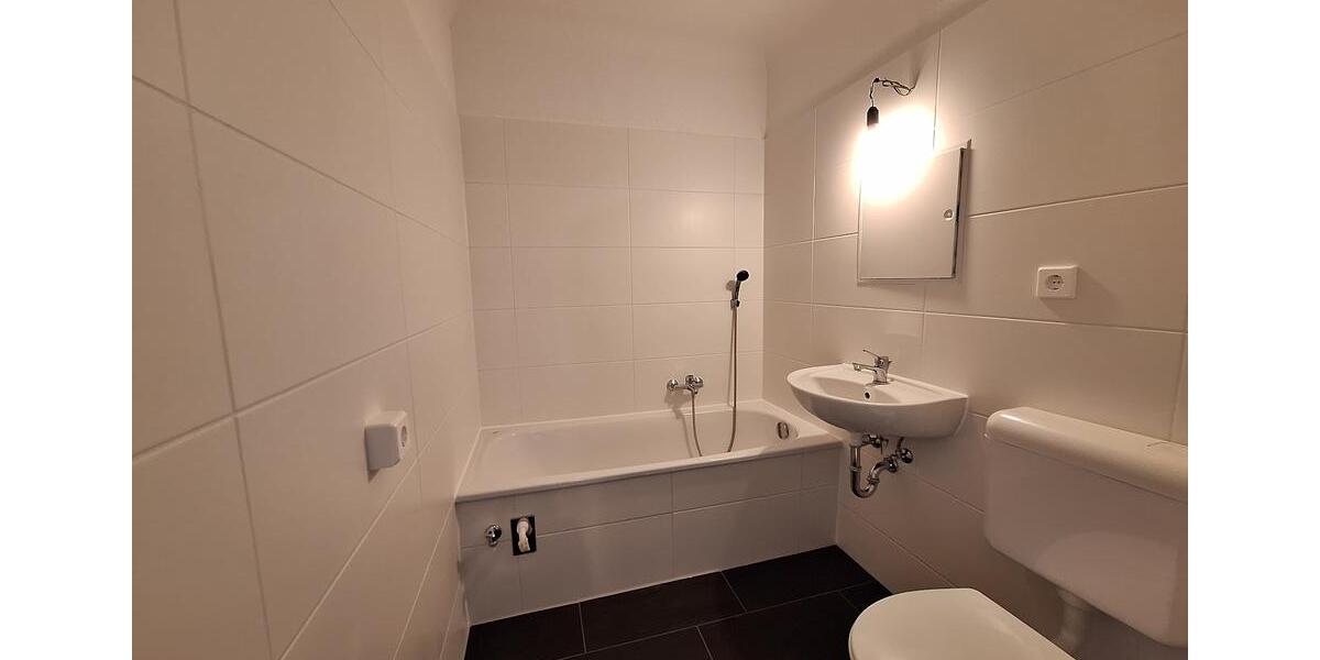 Frisch renoviert 4 Zimmer mit Wannenbad und Balkon 2 NKM geschenkt*! 4 zimmer