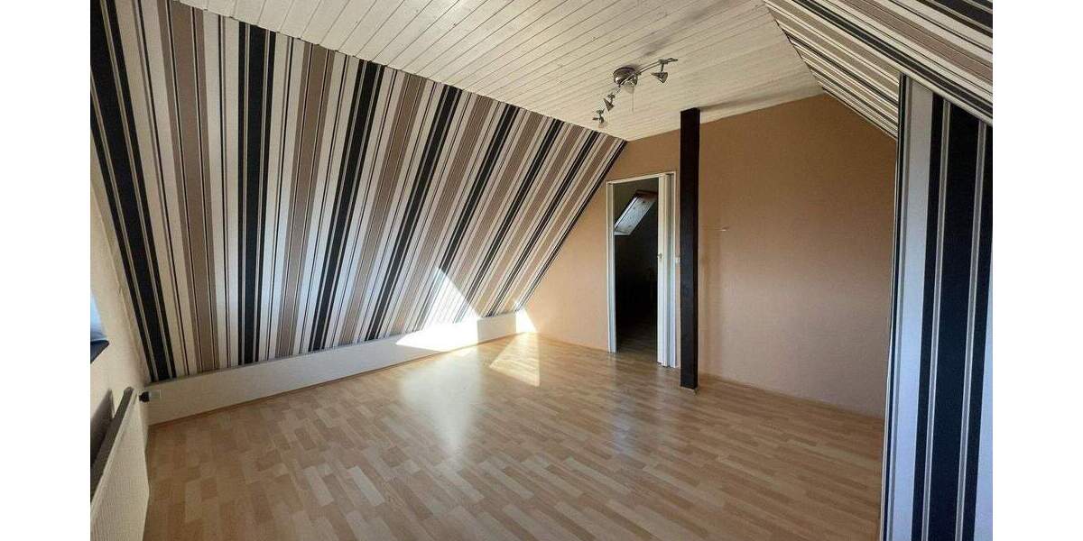 Große 5-Zimmer-DG-Wohnung inkl. EBK, Kaminofen u. herausragendem Preis-Leistungsverhältnis 5 zimmer