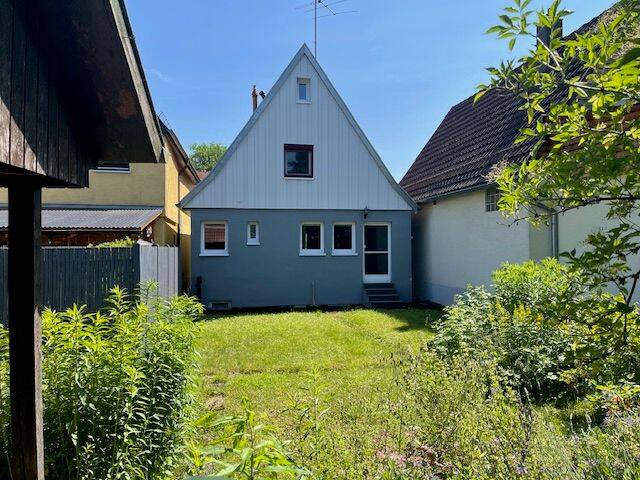 Umfangreich renoviertmodernisiert! Reizvolles älteres Einfam.-Haus mit 5 Zi. u. 2,63 Ar Grundstück zum Sofortbezug!