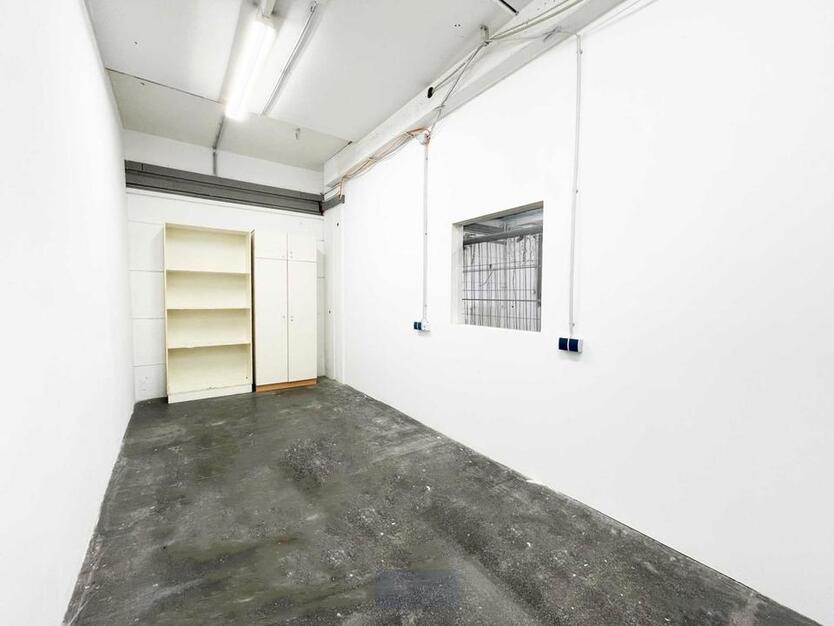ERLANGEN - WETTERKREUZ: 2 GROSSE HALLEN FÜR LAGERPRODUKTIONBEHEIZTLICHTBÜROA3A73AIRPORT zimmer