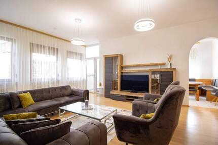 Großzu?gige Erdgeschosswohnung mit separatem Eingang, Terrasse und zusätzlicher Einliegerwohnung 3 zimmer