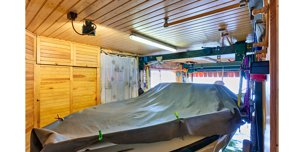 Reetgedecktes, winterfestes Bootshaus mit Bootsgarage und Motorboot am Ziegelsee sofort nutzbar - Ferienhaus Schwerin Werdervorstadt | Angebot:26421371