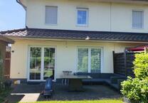 Neuwertige Doppelhaushälfte mit schönem Garten zu verkaufen