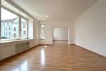 Helle, geräumige 4 Zimmerwohnung mit Balkon in zentraler Lage