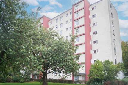 Hochparterre-Wohnung mit Balkon, Loggia in gepflegtem Mehrfamilienhaus 4 zimmer