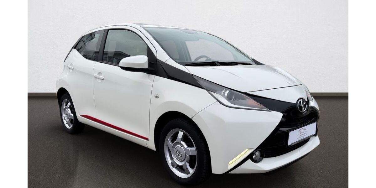 Toyota Aygo (X) 121.000 km 6.299 &euro; Frankfurt am Main 60386
