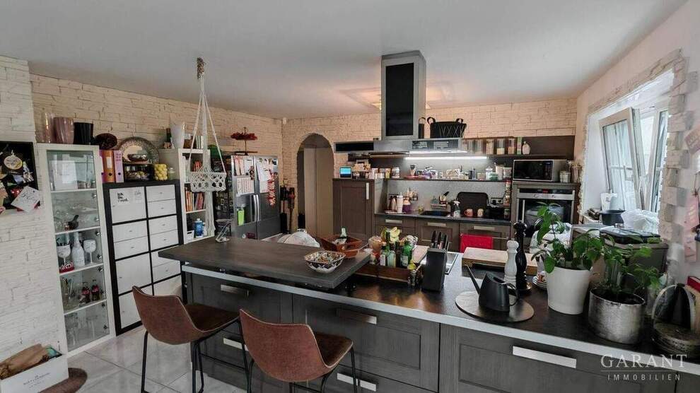 Exklusives Dreifamilienhaus von 2011 mit Wärmepumpe, Solar & 1.510 qm Grundstück 9 zimmer