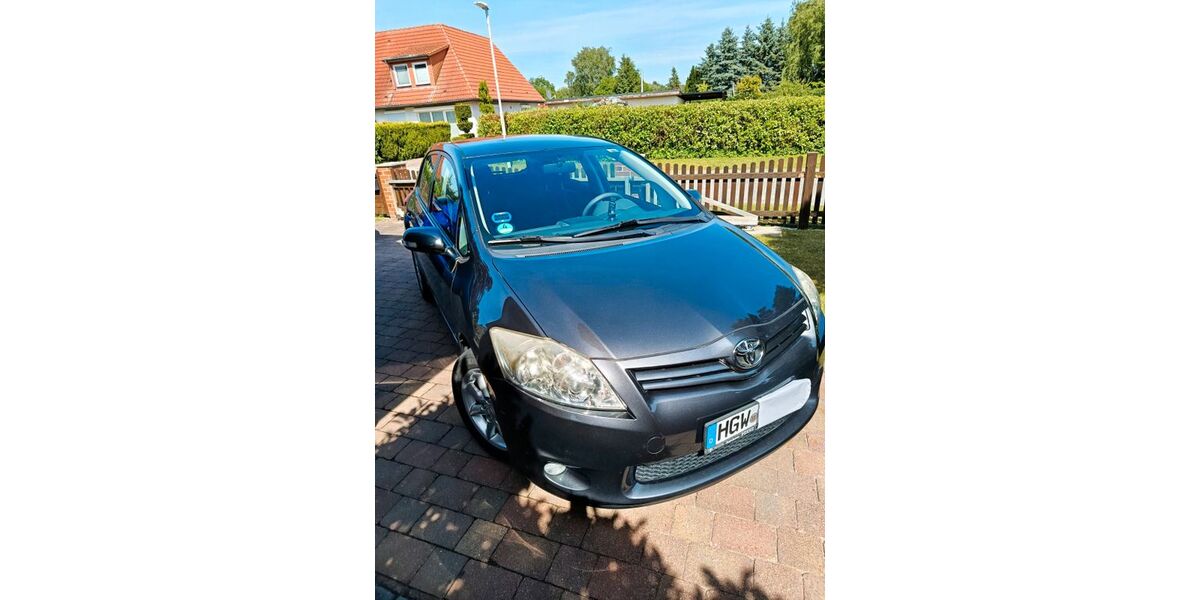 Toyota Auris 61.275 km 6.900 &euro; Kemnitz 17509