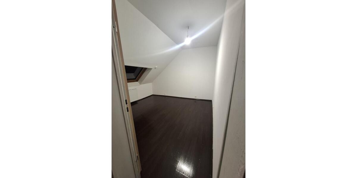 Dachgeschoßwohnung Essen Stadtbezirk VI - 2.5 Zimmer, 75 m&sup2;, 600&euro; | Angebot:25552920