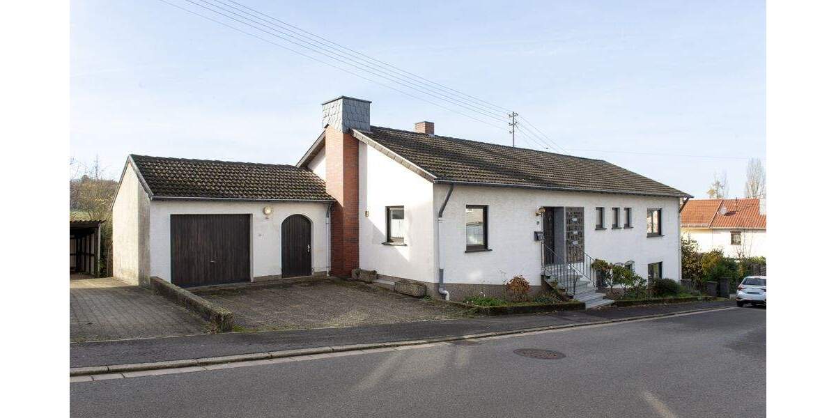 Freistehender Bungalow mit Einliegerwohnung und herrlichem Garten. 6 zimmer