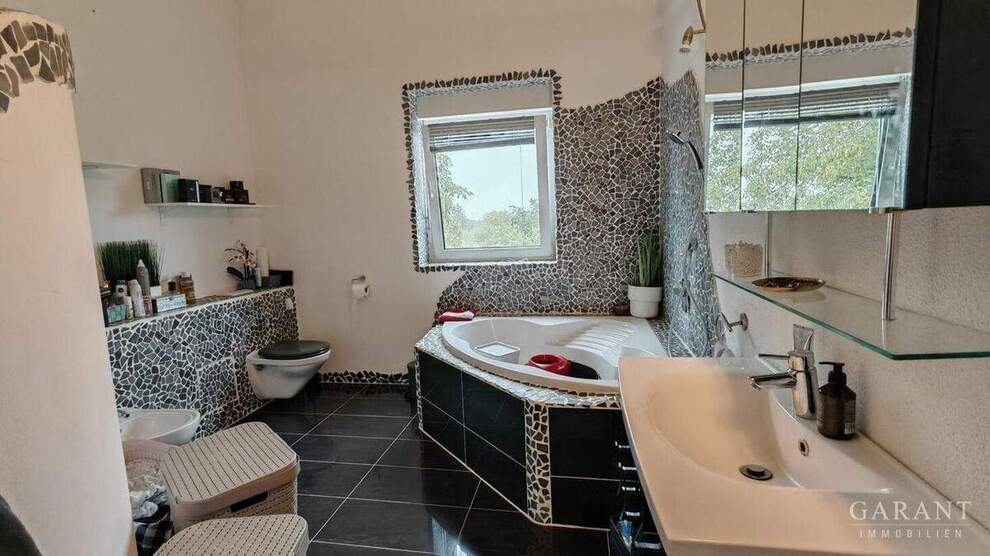 Exklusives Dreifamilienhaus von 2011 mit Wärmepumpe, Solar & 1.510 qm Grundstück 9 zimmer