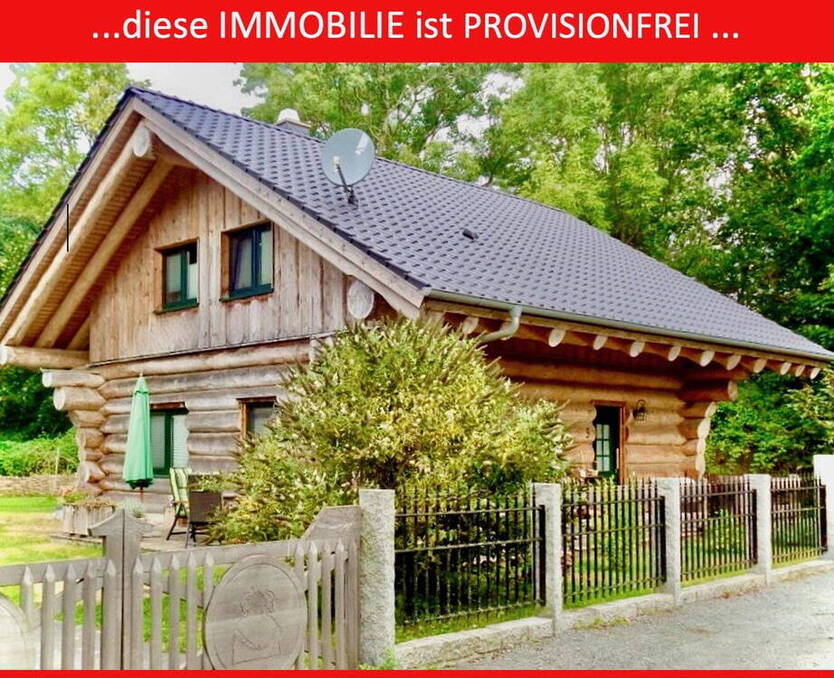 Charmantes Naturstammhaus