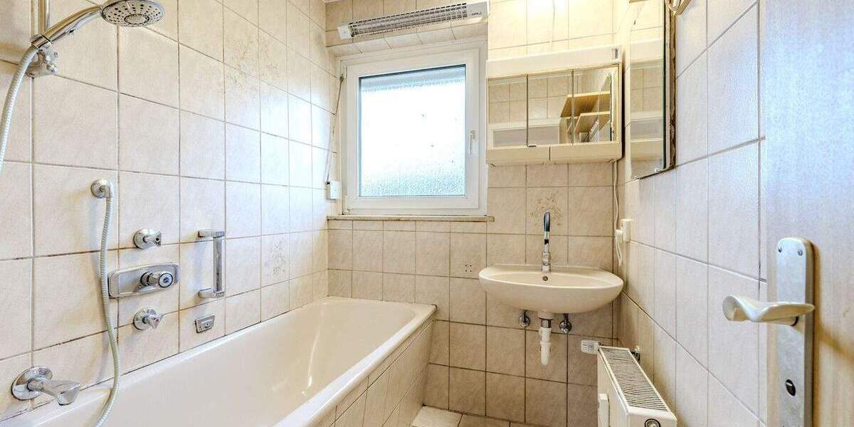 Attraktives Zweifamilienhaus mit ausgebautem DG, großem Grundstück und Entwicklungspotenzial 8 zimmer