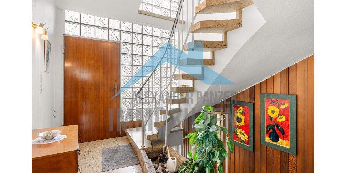 Großzügiges Zweifamilienhaus mit viel Platz in zentraler Lage von Lohfelden! 7 zimmer