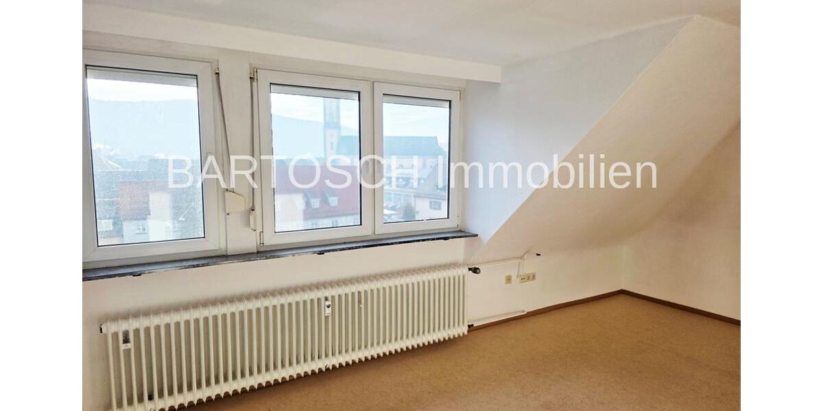 **3 Zimmer Dachgeschosswohnung mit Weitblick und Küchenzeile** 3 zimmer