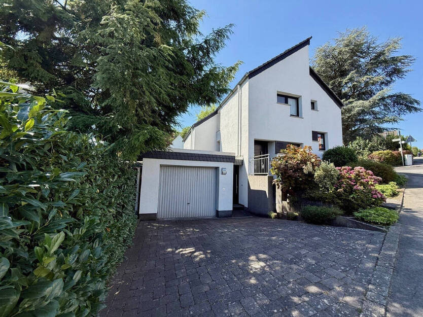 FröndenbergRuhr: Split-Level-Einfamilienhaus in bevorzugter Wohnlage - Ein echtes Liebhaberstück!