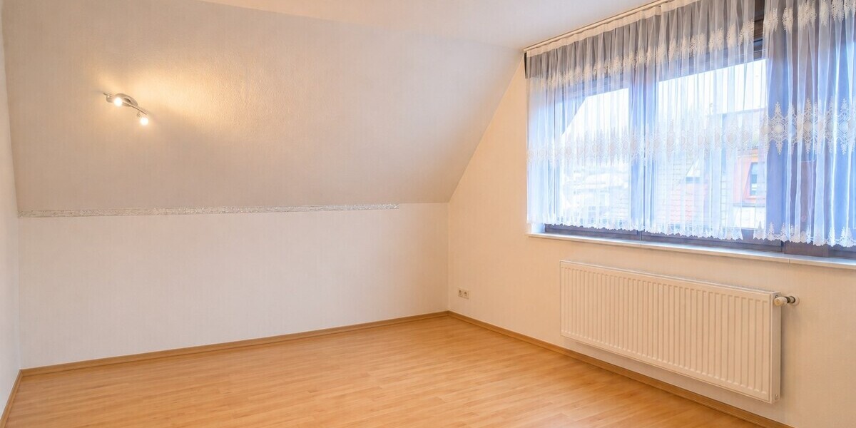 Ihr Deal: 3 Häuschen, 3 Garagen, bis zu 5 WE, davon nur 2 vermietet. HEIZUNG IST NEU! - Mehrfamilienhaus, Wohnhaus Schmitten | Angebot:26781264