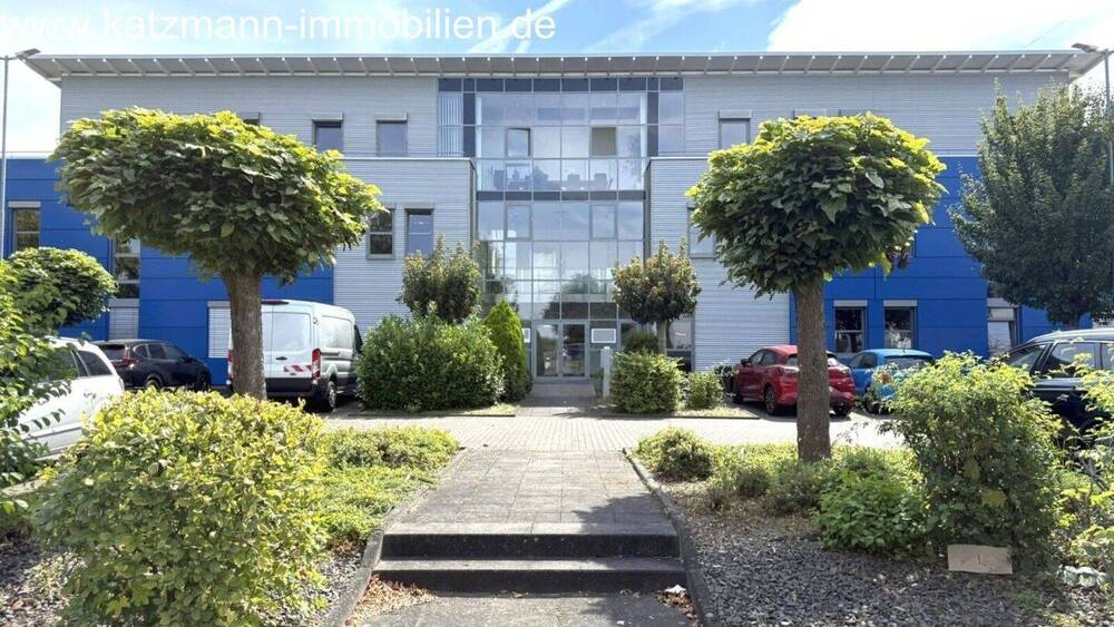 Exklusives Büro-Verwaltungs-Schulungsgebäude mit Staffelgeschoss u. großem Grundstück (3.001 m²) zu verkaufen zimmer