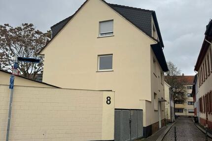 3-Familienhaus mit 5 Garagen in zentraler Lage 9 zimmer