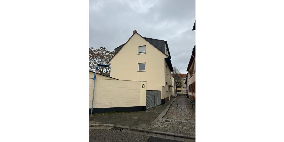 3-Familienhaus mit 5 Garagen in zentraler Lage 9 zimmer