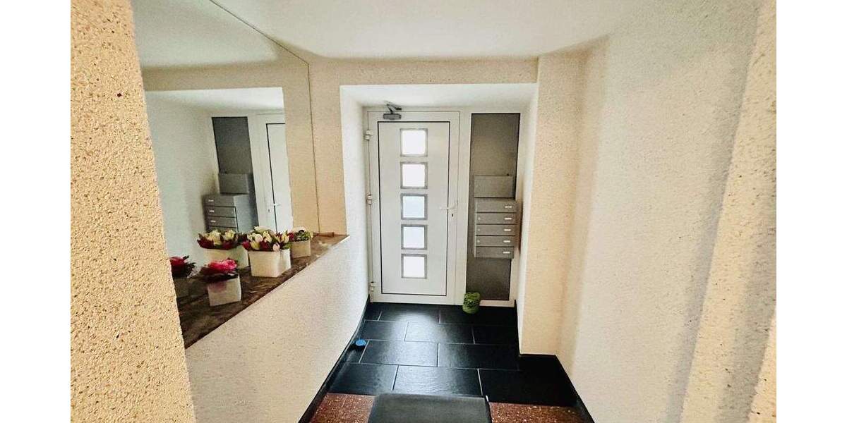 gepflegtes Mehrfamilienhaus mit angrenzender Halle - Gewerbe und wohnen in einem Haus ! 1 zimmer