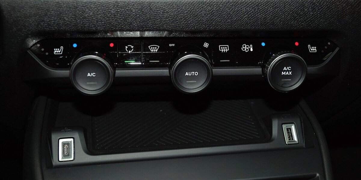 Citroen e-C4 e- 136 Shine 50 KWh LED CARPLAY 43.800 km 16.890 &euro; Lich 35423