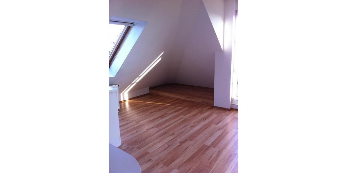 Moderne Dachgeschosswohnung mit Balkon und Küche 2 zimmer