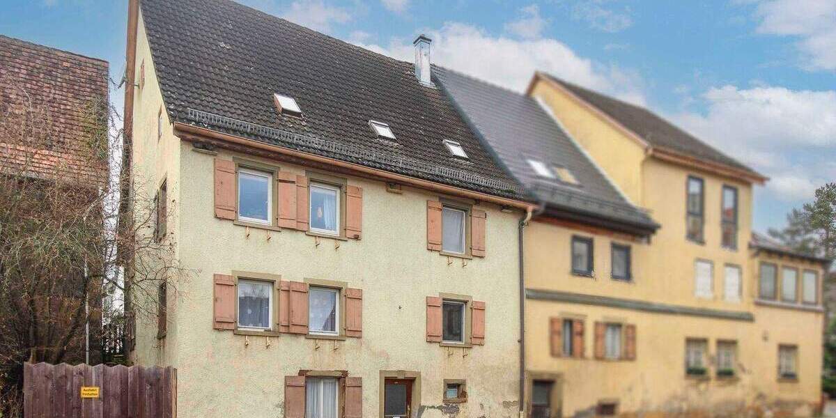 Doppelhaushälfte mit viel Potential - idyllischer Garten und vielseitigen Parkmöglichkeiten 7 zimmer