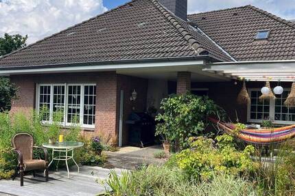 Charmantes Einfamilienhaus mit Keller, Einliegerwohnung, Teich und Doppelgarage 6 zimmer