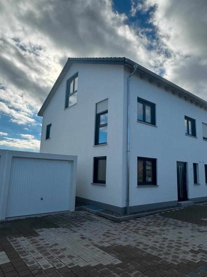 Prov.frei Neubau DHH mit Keller Garage Stellplatz zimmer
