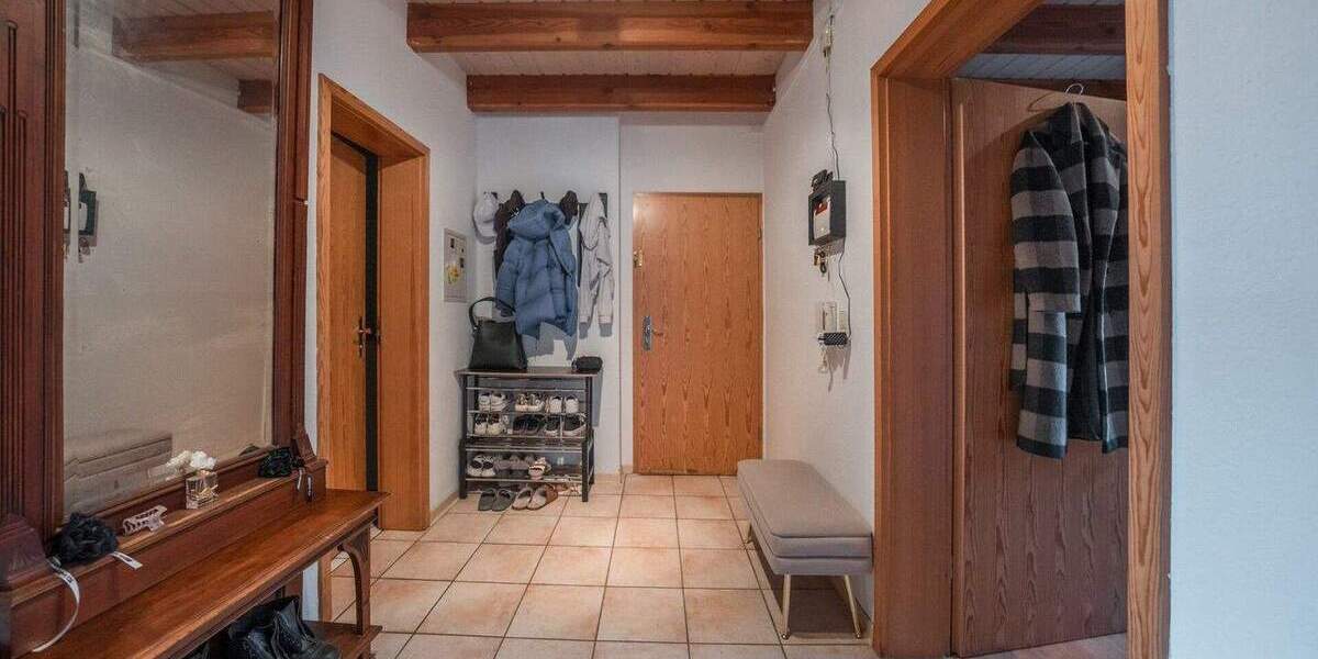 Großzügige Etagenwohnung mit großem Wohn- und Essbereich sowie einem Außenstellplatz in Leutenbach-Heidenhof 3 zimmer