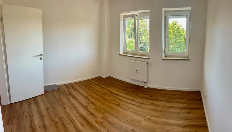 PRIVAT- TOP renovierte 23 Zimmer Wohnung
