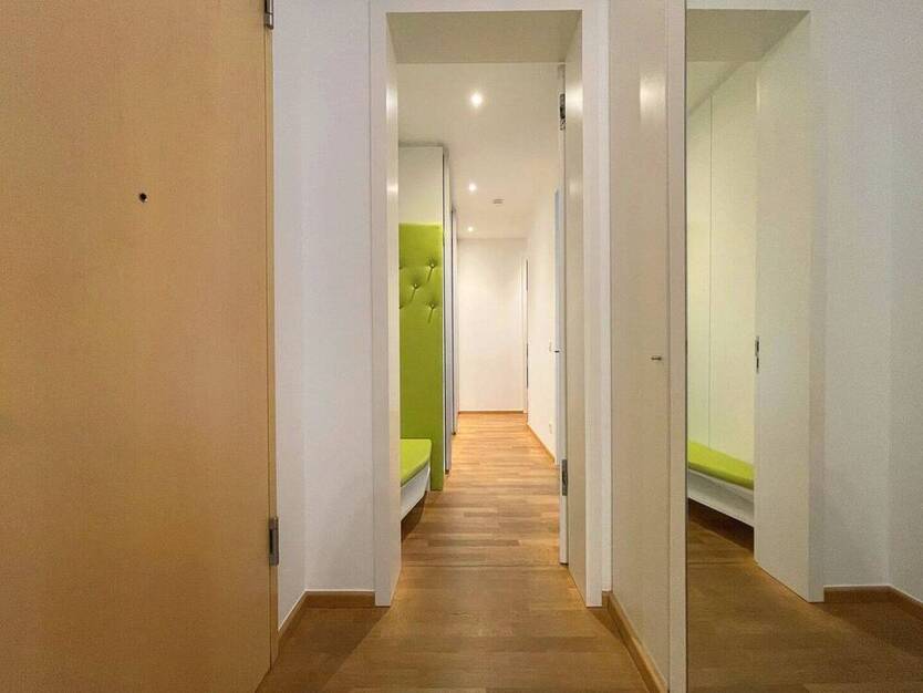Moderne hochwertige Fünf-Zimmer-Wohnung mit Balkon