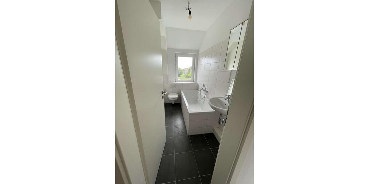 moderne 3,5 Zimmer im DG mit EBK 3 zimmer