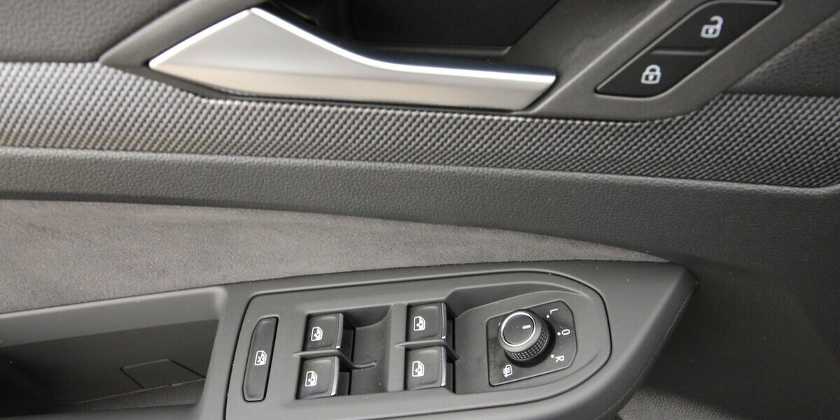 VW Golf VIII Variant 1.5 TSI R-Line LED+KAMERA+ACC 32.175 km 26.900 &euro; Hagenow 19230