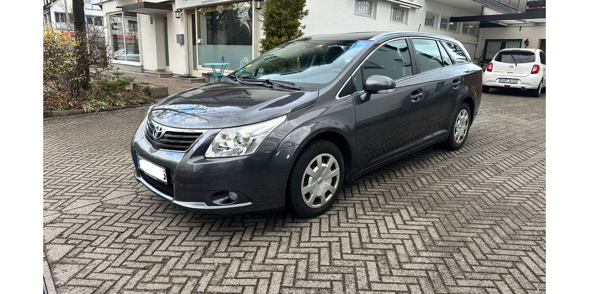 Toyota Avensis 169.000 km 4.990 &euro; München 81827