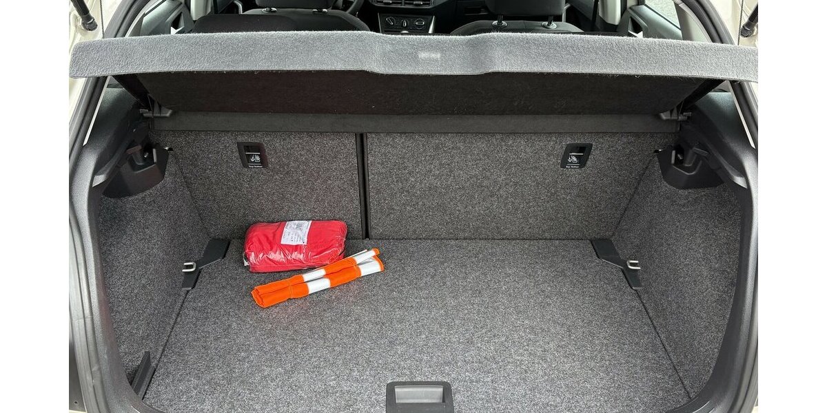 VW Polo VI 1.0 TSI Comfortline PDC/SHZ/ISOFIX/TOUCH 102.216 km 11.900 &euro; Villingen-Schwenningen 78054