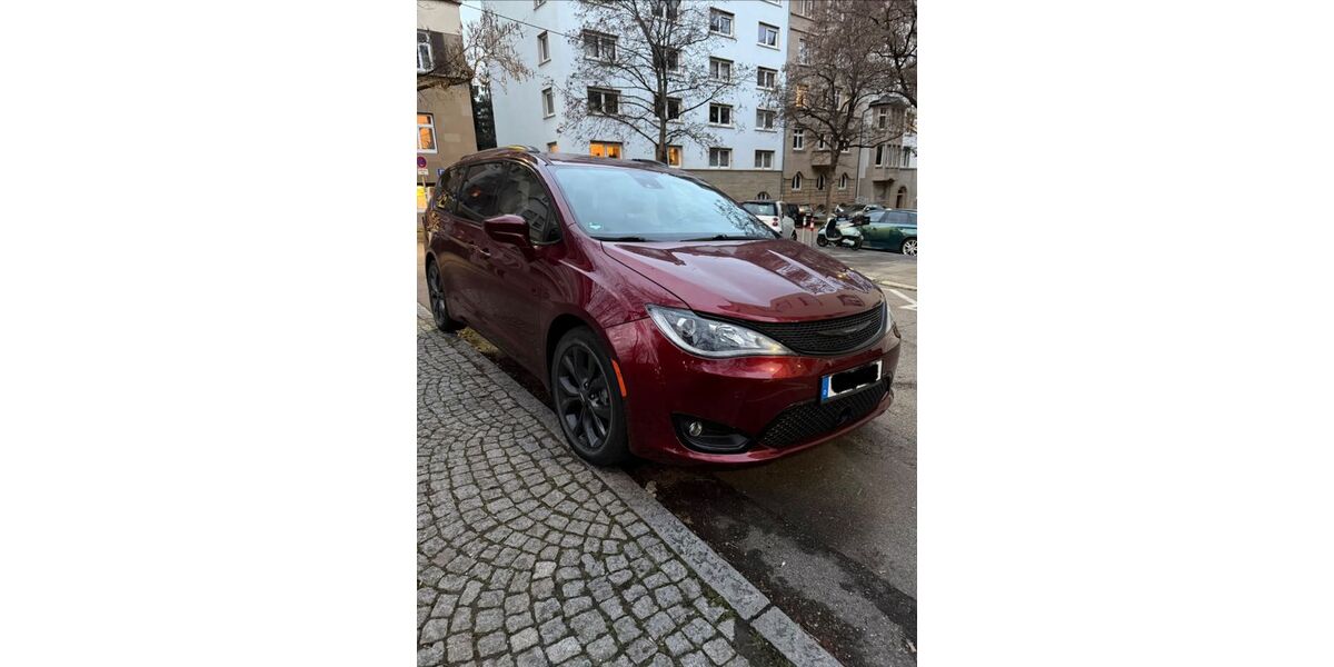 Chrysler Pacifica 46.000 km 29.999 &euro; Stuttgart 70190