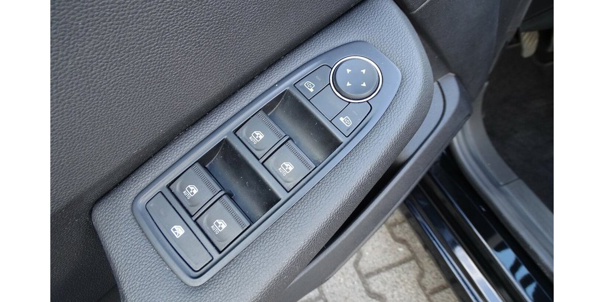 Renault Clio 1,0l Evolution Navi Rückfahrkamera, Einparkhi 31.015 km 12.990 € Rodgau 63110